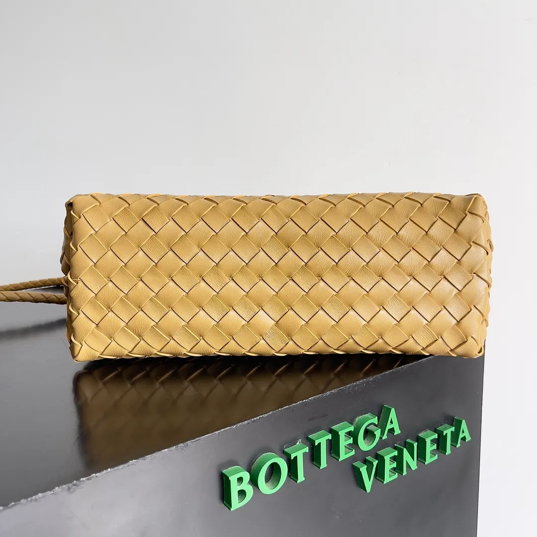 The 2023 new Andiamo batch of 2260 BV has been shipped‼ ️Really popular🔥The new Andiamo woven handbag launched by Bottega Veneta this season is really popular all over the world! ! Celebrities at home and abroad have worn it, and Oscar-winning actress Michelle Yeoh has taken it out on the street. Song Jia, Trai Yara, Yu Feihong, Sanji Ayaka, Rosie Hunting-Whiteley, Yoshioka Riho, etc. have all picked up this bag. It is classic and versatile, showing off its temperament, and the bag capacity is also large, which is very convenient for daily commuting! ! A variety of carrying methods, the shoulder straps can be adjusted by yourself, the original lambskin feels soft and delicate, and the unisex style breaks the gender boundaries and brings a more practical and long-lasting use experience. Andiamo, which has both elegant and casual styles, perfectly interprets the true appearance of "fashionable old money style". Style number: 743572 Size: 32*24*12
